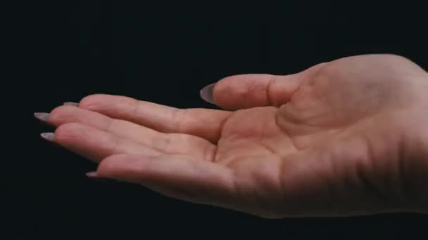 Γυναίκα Ρίχνει Λευκά Χάπια Στο Χέρι Της Από Ένα Βάζο — Αρχείο Βίντεο