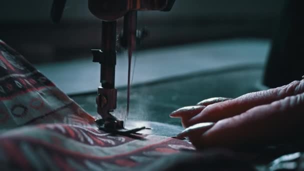 老式缝纫机针在运动 缝纫机针头快速上下移动的特写 女裁缝在缝纫车间缝制面料 缝纫织物的工艺 — 图库视频影像