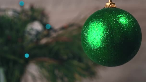 Yeşil Bir Noel Ağacının Arka Planında Asılı Duran Noel Oyuncağı — Stok video