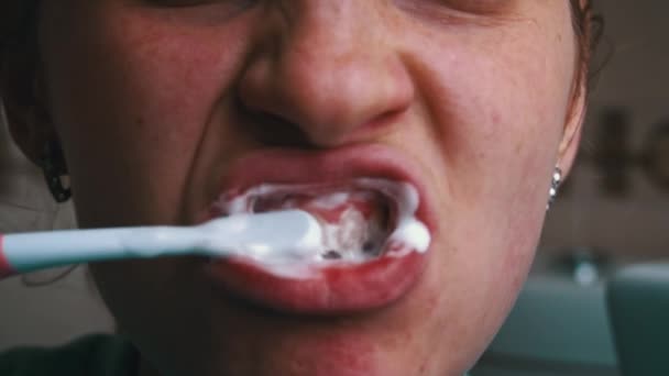 女の子は朝のクローズアップでブラシで歯を磨く ブラシに歯磨き粉を適用します 朝歯のブラッシング 歯に気をつけて 毎日の衛生 — ストック動画