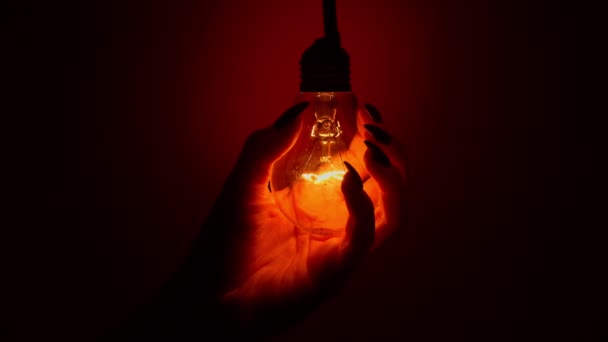 Включается Лампочка Гаснет Прикосновении Человека Руке Темноте Медленное Включение Выключение — стоковое видео