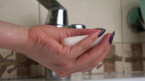 Κορίτσι Πλένει Χέρια Της Σαπούνι Κάτω Από Βρύση Υγιεινή Των — Αρχείο Βίντεο