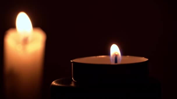 Κερί Παραφίνης Καίγεται Στο Σκοτάδι Κίτρινη Φλόγα Μια Μεγάλη Φωτιά — Αρχείο Βίντεο