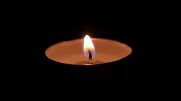 Lumânarea Parafină Arde Întuneric Flacără Galbenă Foc Mare Într Lumânare — Videoclip de stoc