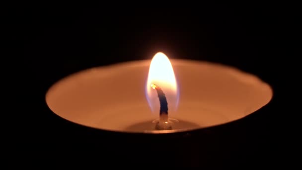 Lilin Parafin Terbakar Dalam Gelap Dengan Api Kuning Sebuah Api — Stok Video