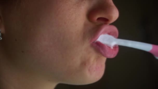 Kız Sabahları Dişlerini Fırçayla Fırçalar Diş Macununu Fırçaya Sürüyorum Sabah — Stok video