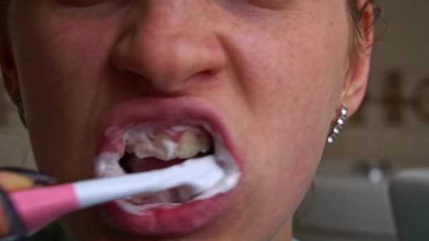 Ragazza Lava Denti Con Una Spazzola Mattino Primo Piano Applicare — Video Stock
