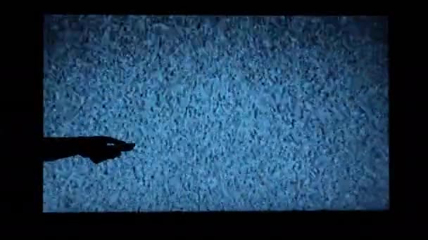Képernyőn Megjelenő Zajok Fényében Kezek Bekapcsolják Távirányítót Tévézni Sötétben Karmos — Stock videók