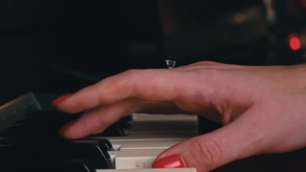 女手用手指弹钢琴键盘 近距离侧视 钢琴键是黑白的 精神教育 平静的音乐 — 图库视频影像
