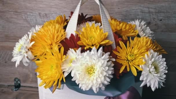 一篮不同颜色的菊花中的花朵在旋转 送给你一束鲜花 又大又漂亮的花旋转着散发着香气 — 图库视频影像