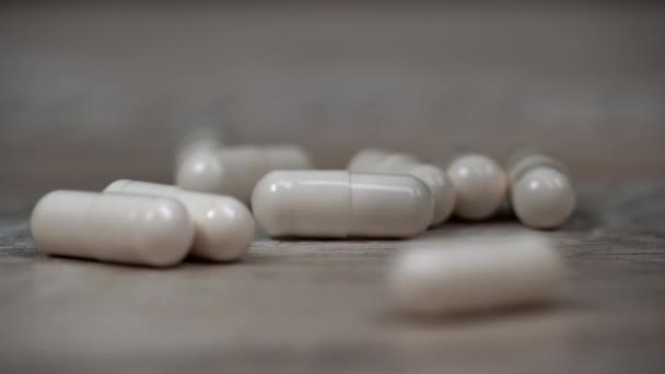 Capsule Pillola Bianca Cadono Superficie Slow Capsule Medicinali Concetto Sanità — Video Stock