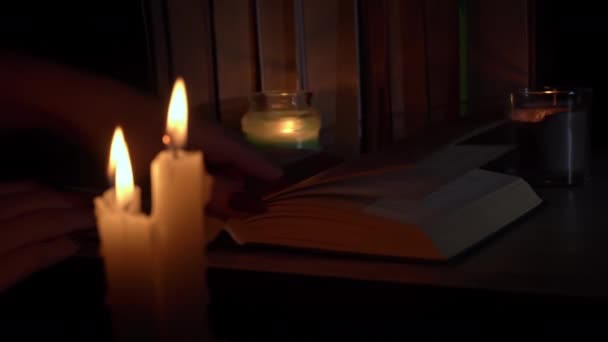 Nők Átnyúlnak Egy Régi Könyvön Gyertyafénynél Régi Könyvtár Hangulata Sárga — Stock videók