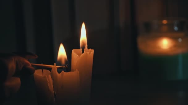 Γυναίκες Ανάβουν Κεριά Στο Σκοτάδι Φόντο Βιβλία Ατμόσφαιρα Της Παλιάς — Αρχείο Βίντεο