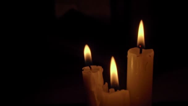 Λευκά Κεριά Παραφίνης Κίτρινη Απόχρωση Που Καίγονται Μαύρο Φόντο Ένα — Αρχείο Βίντεο