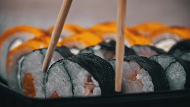 Rolo Sushi Tomado Com Pauzinhos Para Sushi Close Sushi Cozinha — Vídeo de Stock