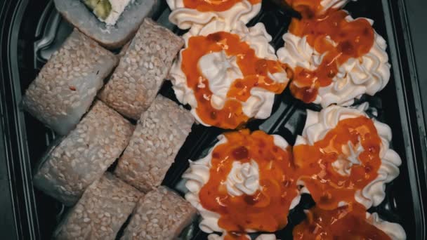 Суши Ролл Крутится Черном Контейнере Крупным Планом Суши Японской Кухни — стоковое видео