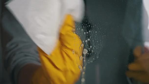 Les Femmes Mains Dans Les Gants Lavent Fenêtre Avec Liquide — Video