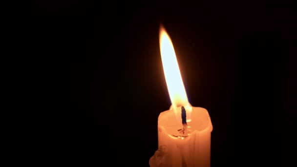 Κερί Παραφίνης Καίγεται Στο Σκοτάδι Κίτρινη Φλόγα Μια Μεγάλη Φωτιά — Αρχείο Βίντεο