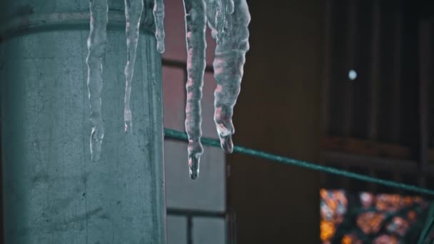 Сосульки Свисают Крыши Дома Крупным Планом После Заморозки Образуются Ледяные — стоковое видео