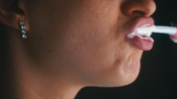 Kız Sabahları Dişlerini Fırçayla Fırçalar Diş Macununu Fırçaya Sürüyorum Sabah — Stok video