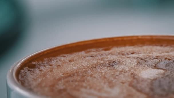 Kopp Kaffe Med Skumplast Står Ett Bord Ett Kafé Närbild — Stockvideo