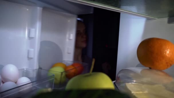 Hermosa Joven Alegre Abre Refrigerador Con Comida Toma Una Manzana — Vídeo de stock