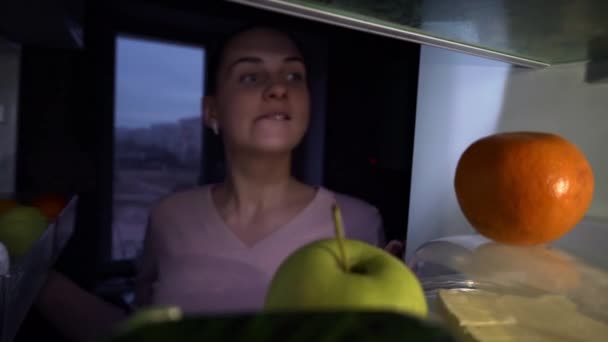 Hermosa Joven Alegre Abre Refrigerador Con Comida Toma Mandarina Vista — Vídeos de Stock
