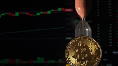 Şifreli değiş tokuş ve bitcoin yakın plan çekimleri için kum saati. Zaman para gibi akıp gidiyor. Borsada Eth ve BTC alıntıları. Borsa çizelgesi. Kripto para birimleri alınıp satılıyor.