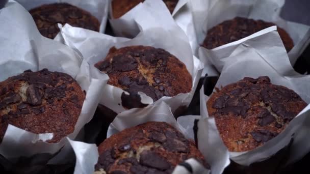 Chutné Čokoládové Muffiny Točí Detailním Záběru Talíře Lahodný Dezert Pomalu — Stock video