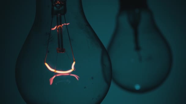 Лампочка Мигает Синем Фоне Темноте Медленное Включение Выключение Лампочки Вольфрама — стоковое видео