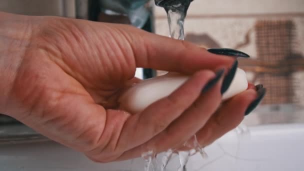 Menina Lava Mãos Com Sabão Sob Torneira Close Higiene Das — Vídeo de Stock