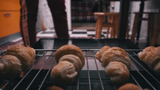 Hospodyně Vyndá Trouby Hotové Croissanty Výhledu Troubu Domácí Listové Těsto — Stock video