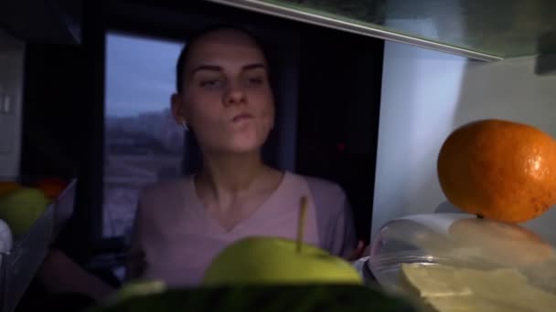 Hermosa Joven Alegre Abre Refrigerador Con Comida Toma Una Manzana — Vídeos de Stock