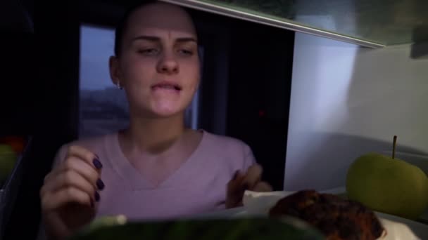 Красива Молода Жінка Відкриває Холодильник Вибирає Між Яблуком Кексом Вид — стокове відео