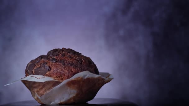 Аппетитный Шоколадный Кекс Вращается Место Надписи Стороне Вкусный Десерт Готовы — стоковое видео