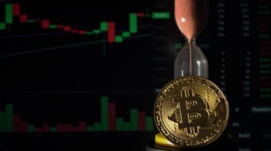 Şifreli değiş tokuş ve bitcoin yakın plan çekimleri için kum saati. Zaman para gibi akıp gidiyor. Borsada Eth ve BTC alıntıları. Borsa çizelgesi. Kripto para birimleri alınıp satılıyor.