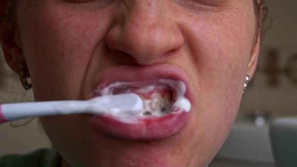 女の子は朝のクローズアップでブラシで歯を磨く ブラシに歯磨き粉を適用します 朝歯のブラッシング 歯に気をつけて 毎日の衛生 — ストック動画