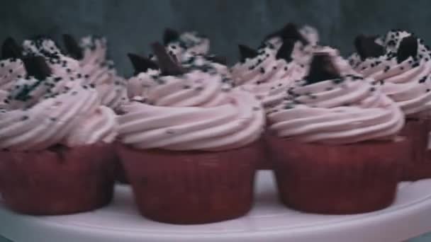 Muffinki Waniliowe Bitą Śmietaną Wirują Wieszaku Pieczenie Domowym Piekarniku Domowa — Wideo stockowe
