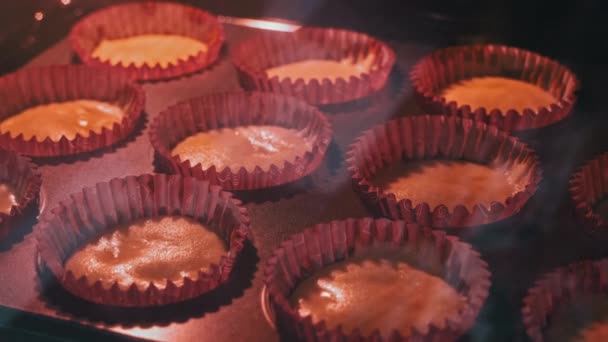 Muffins Βανίλια Μαγειρεύονται Στο Φούρνο Αυξάνονται Και Καφέ Ψήνω Φούρνο — Αρχείο Βίντεο