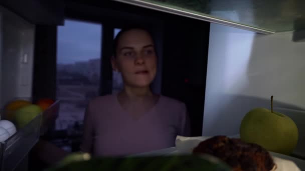 Красива Весела Молода Жінка Відкриває Холодильник Їжею Приймає Кекс Вид — стокове відео