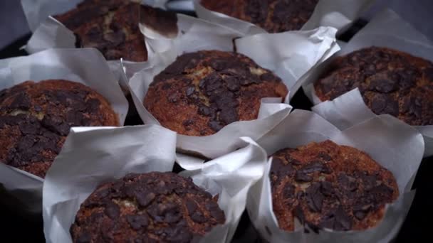 Ştah Açıcı Çikolatalı Kekler Yakın Plan Bir Tabakta Dönüyorlar Lezzetli — Stok video