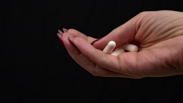 Femme Verse Des Pilules Blanches Dans Main Partir Pot Sur — Video
