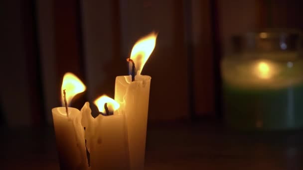 Κεριά Καίγονται Στο Σκοτάδι Φόντο Ένα Ράφι Παλιά Βιβλία Ατμόσφαιρα — Αρχείο Βίντεο