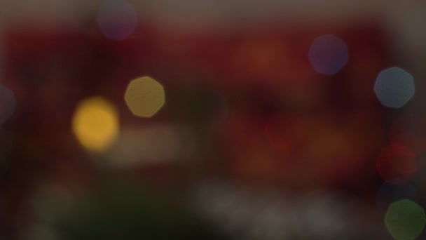 色彩斑斓的花环失去了焦点 一个五颜六色的花环挂在圣诞树上眨眼 圣诞树背景上的圣诞装饰品 — 图库视频影像