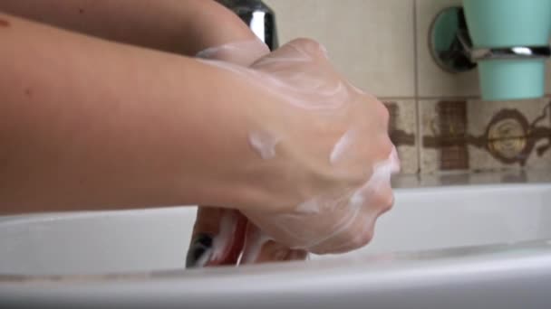 Dívka Myje Ruce Mýdlem Pod Kohoutkem Hygiena Rukou Bakterií Pěna — Stock video