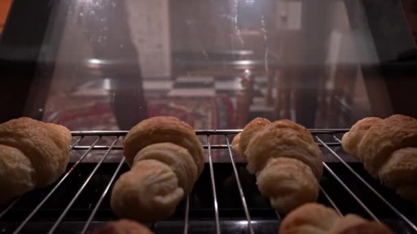Hospodyně Vyndá Trouby Hotové Croissanty Výhledu Troubu Domácí Listové Těsto — Stock video