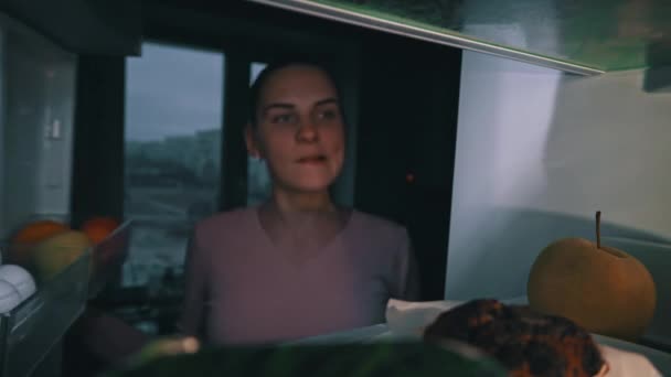 Красива Весела Молода Жінка Відкриває Холодильник Їжею Приймає Кекс Вид — стокове відео