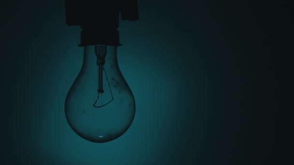 Žárovka Bliká Modrém Pozadí Tmě Pomalu Rozsvěcuje Zhasíná Wolframová Žárovka — Stock video