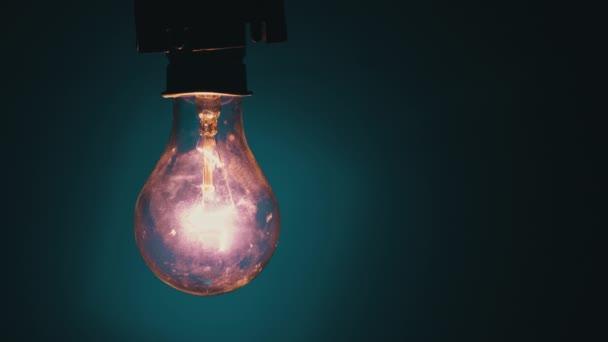 Лампочка Гаснет Синем Фоне Темноте Медленное Выключение Вольфрамовой Лампы Нить — стоковое видео