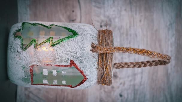 Decoratieve Kerstpot Sneeuw Met Een Kaars Draait Verticaal Kerstversiering Kerstdecor — Stockvideo